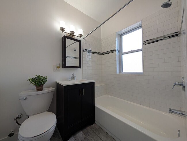 Building Photo - 3819.5 Greenview, Unit 2W