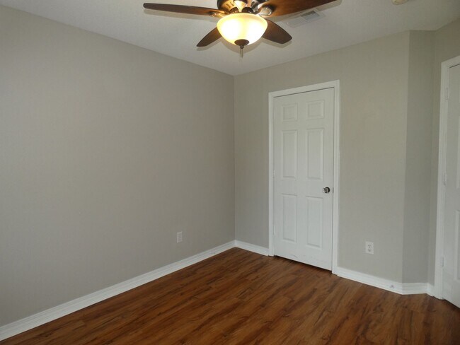 Building Photo - Charming Brick Home - Stonebrook