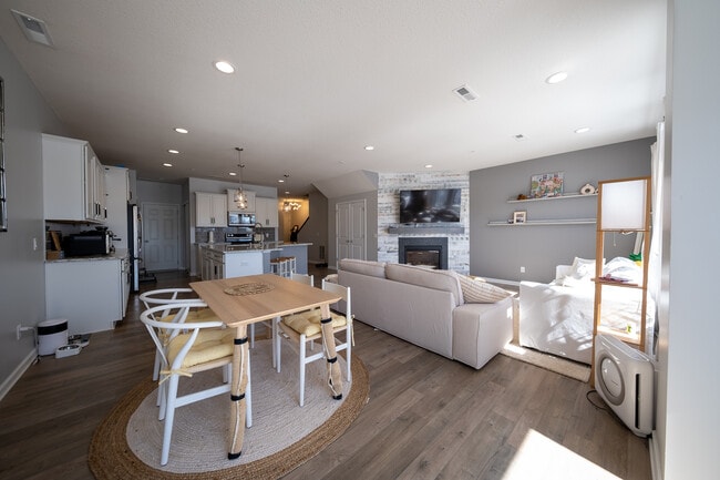 Building Photo - 756 Stonegate Rd