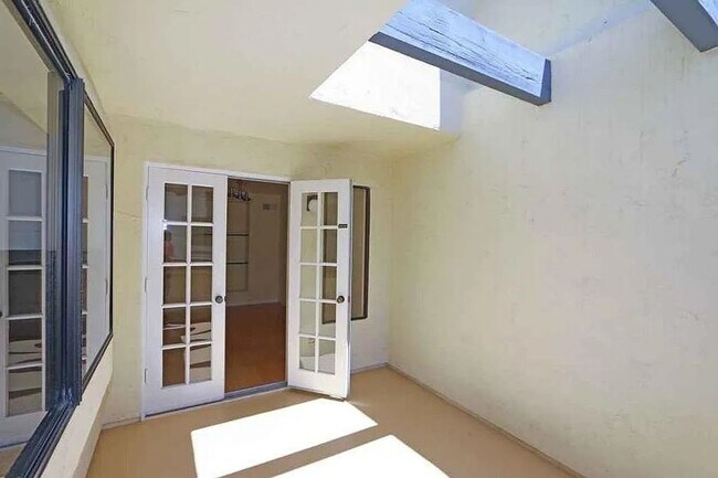 Building Photo - Spacious 2 Bedroom 2-1/2 Bathroom Townhome with 2-car garage in La Jolla near UCSD