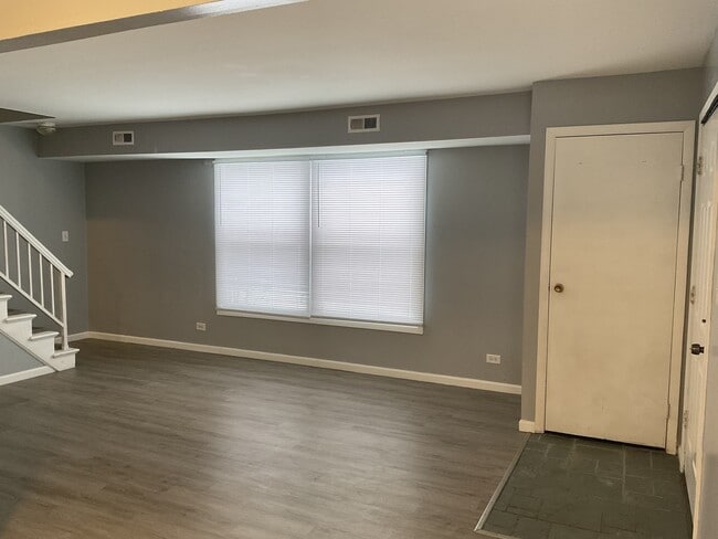 Building Photo - 1387 S Glen Cir