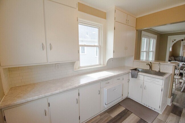Building Photo - 610 Lyndale St