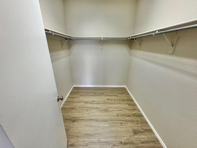 Building Photo - STUNNING 2 BEDROOM / 2 FULL BATH CONDO UNI...