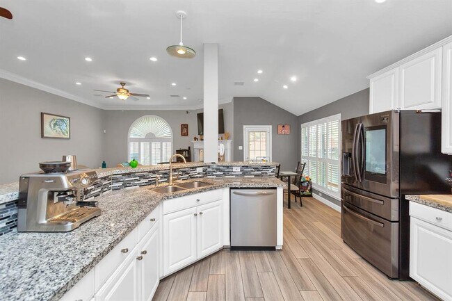 Building Photo - 1303 Raintree Cir