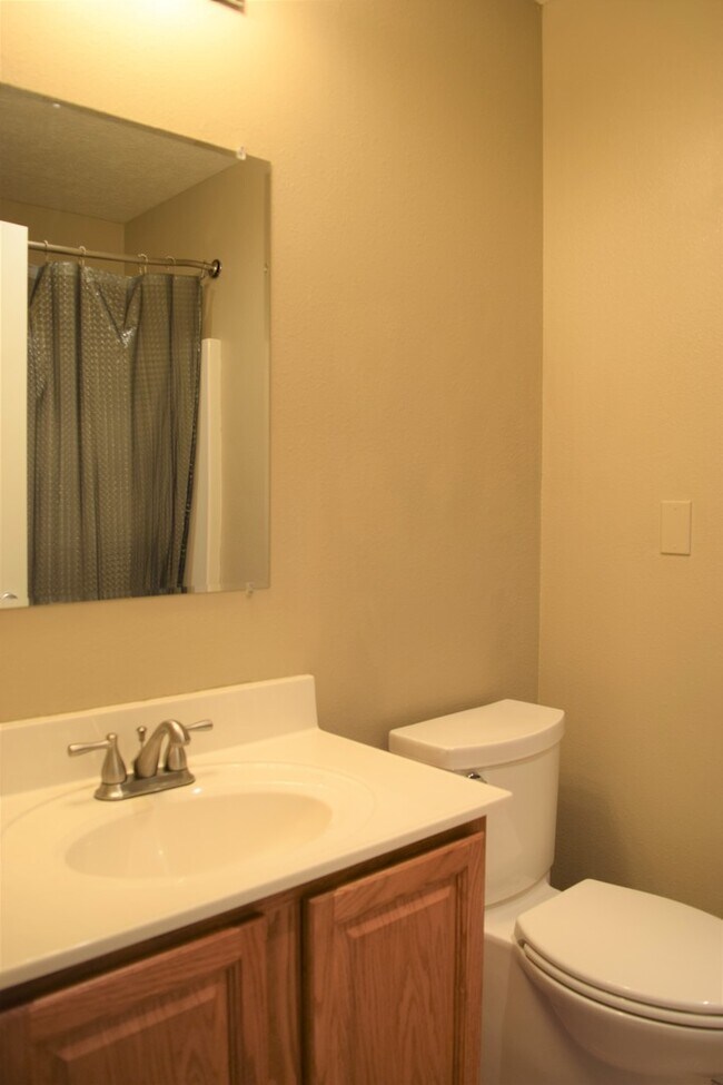 Building Photo - Beautiful 3 Bedroom, 2 Bathroom Home On Mi...