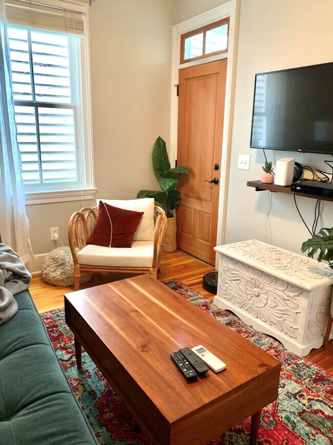 Building Photo - 109C