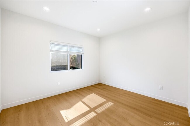 Building Photo - 4042 Somers Ave