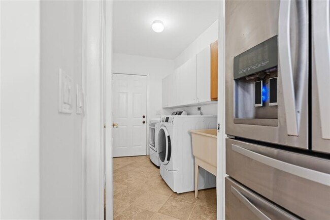 Building Photo - 16900 SW 59th Ct