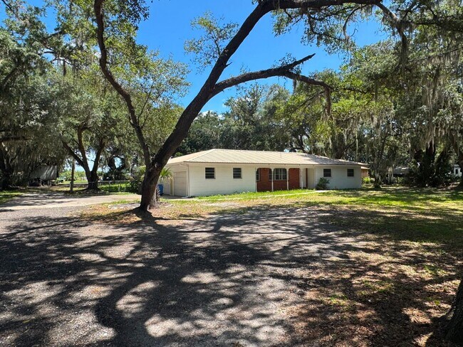 Building Photo - No HOA. Oversized 3/2 Home. NEW PHOTOS COMING SOON
