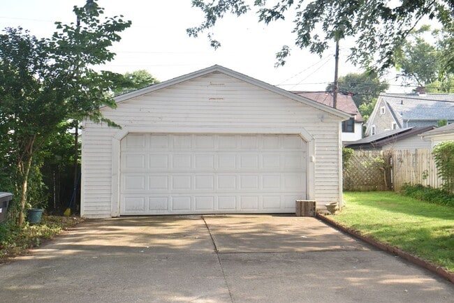 Building Photo - Near Notre Dame  2 Story 3 bedroom with 2 car garage