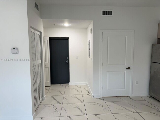 Building Photo - 420 SW 7th Ave