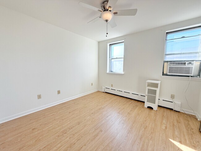 Building Photo - 2635 S Bouvier St