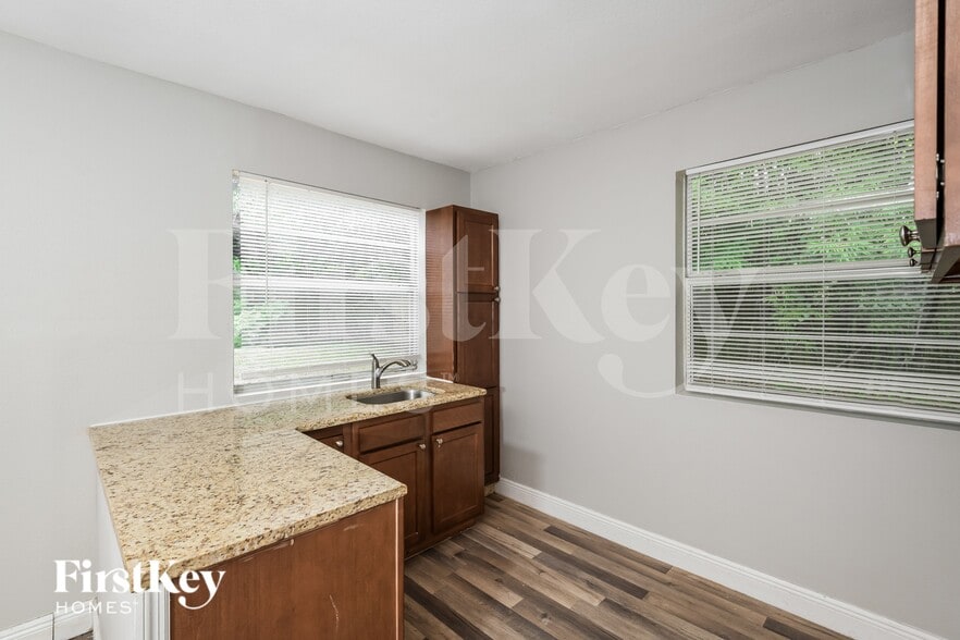 Building Photo - 611 Hewett Dr