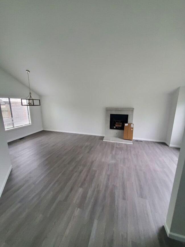 Building Photo - 3 bedroom - recently renovated home