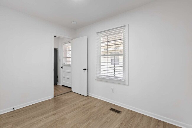 Building Photo - Fully Renovated