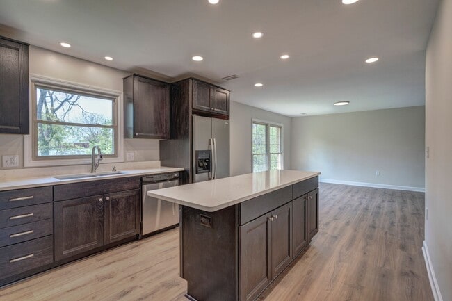 Building Photo - 507 Stonegate Dr