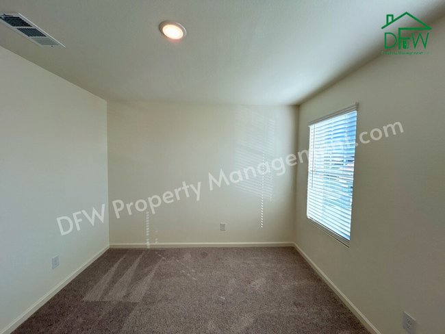 Building Photo - Spacious 5-Bedroom Home with Modern Upgrad...