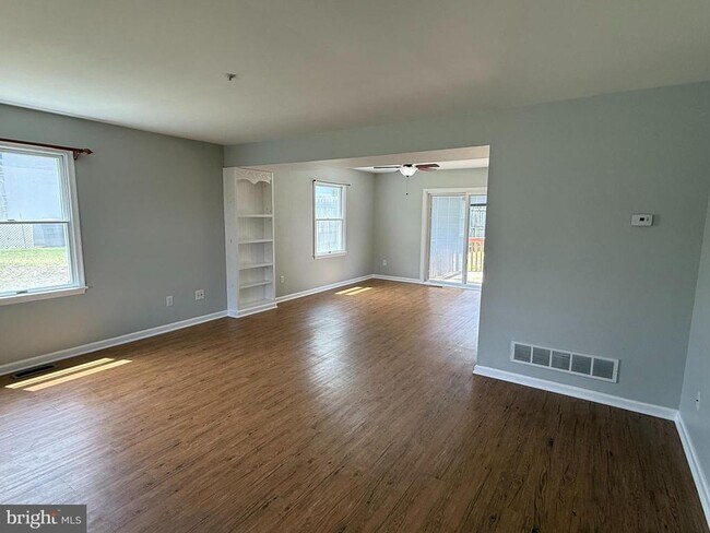Building Photo - 154 3rd Ave