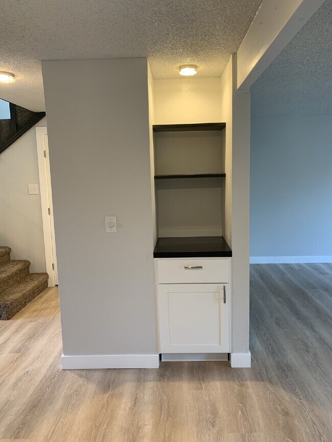 Building Photo - Townhome Available for Move-In!