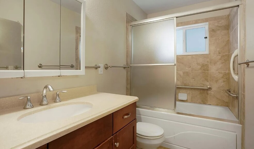 Main Bath - 7261 Avrum Dr