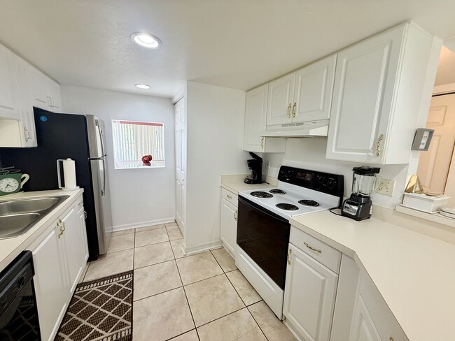 Building Photo - 2 bed 2 bath turnkey condo in Shorewalk