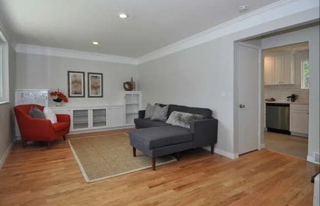Building Photo - 4 Bedroom/ 2 Bathroom house in Midvale