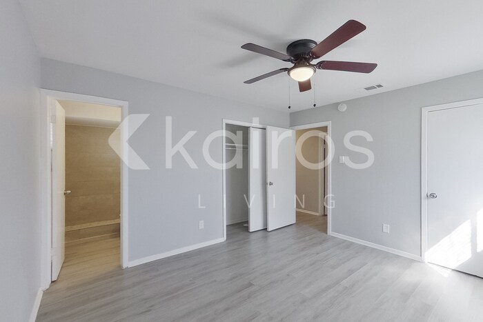 Building Photo - 350 E Davis Cir