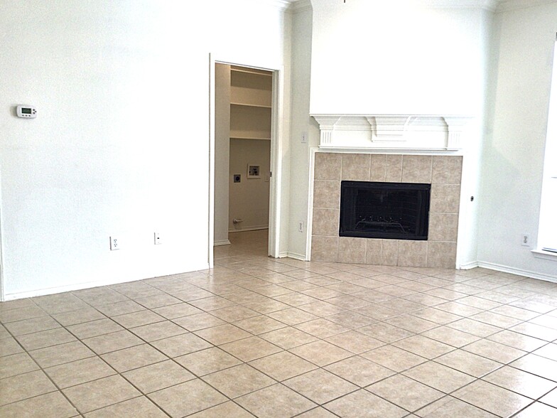Building Photo - 1745 Cresthill Dr