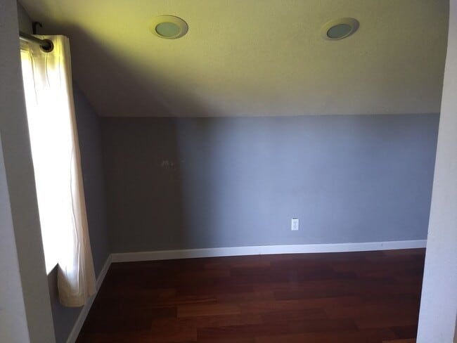 Building Photo - Updated 3 Bed 2.5 Bath Home!