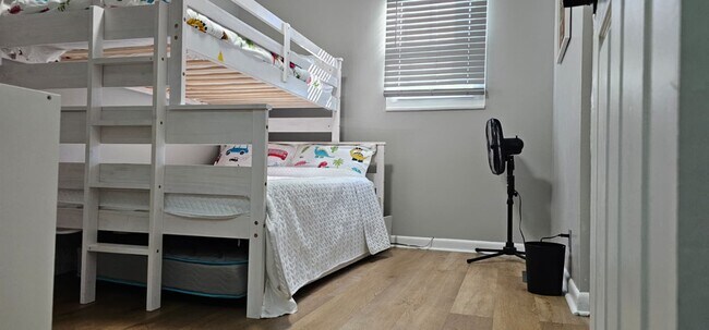 Building Photo - 4880 Barclay Square Dr