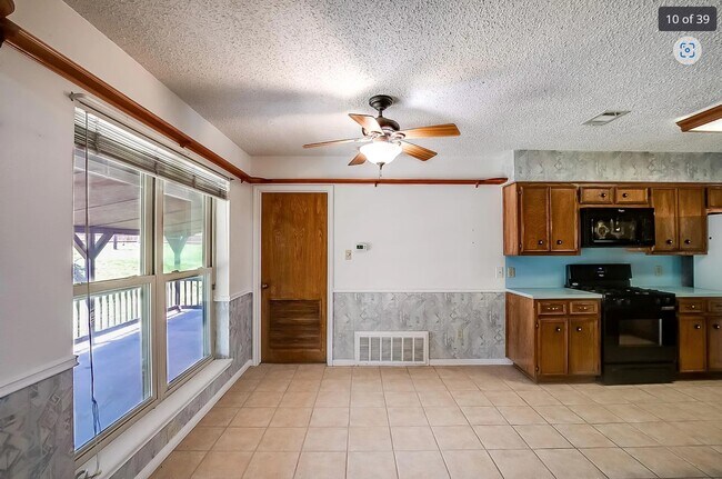 Building Photo - 2005 Magic Hill Dr