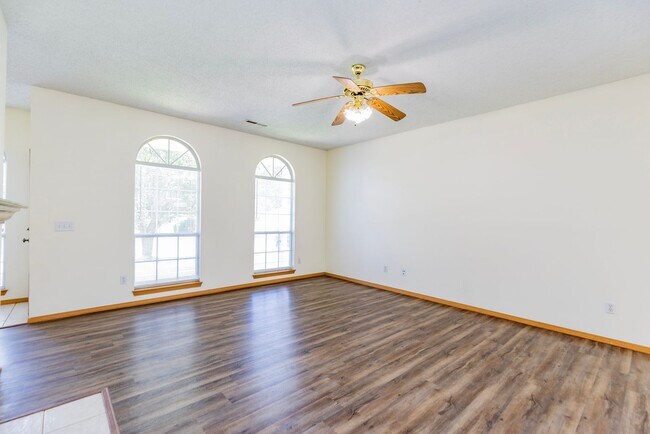 Building Photo - 1502 Cresent St