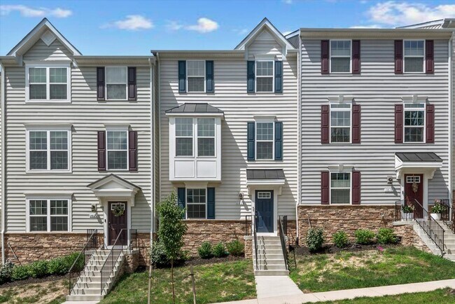Building Photo - Elegant Townhome Close to I-95 and Downtow...