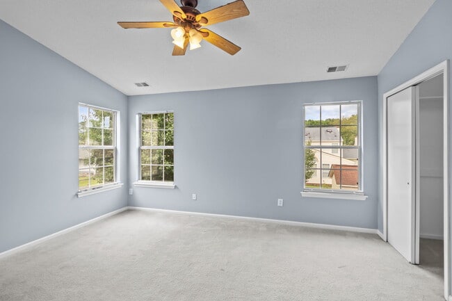 Building Photo - 11 Camellia Ln