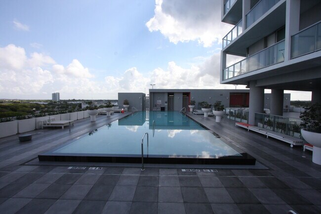 Building Photo - 2000 Metropica Wy