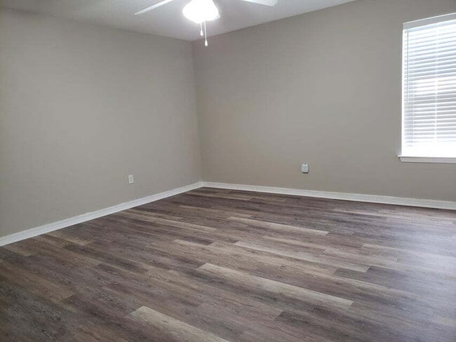 Building Photo - "Charming 3-Bed Townhouse Retreat in Shali...