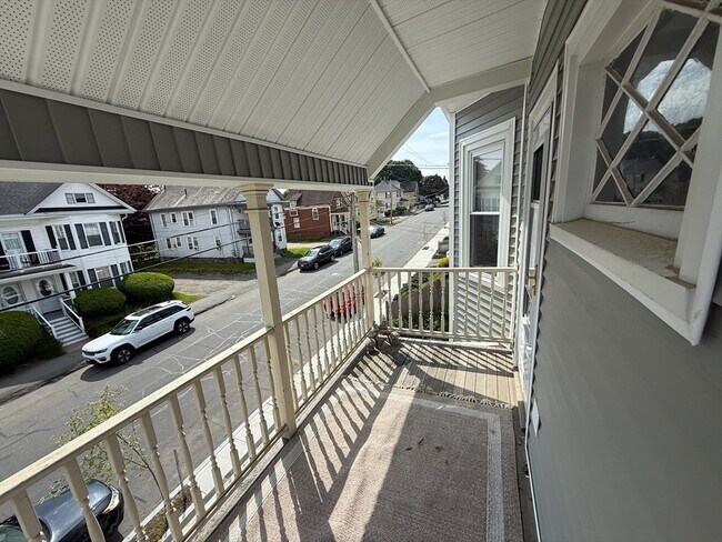 Building Photo - 158 Grove St