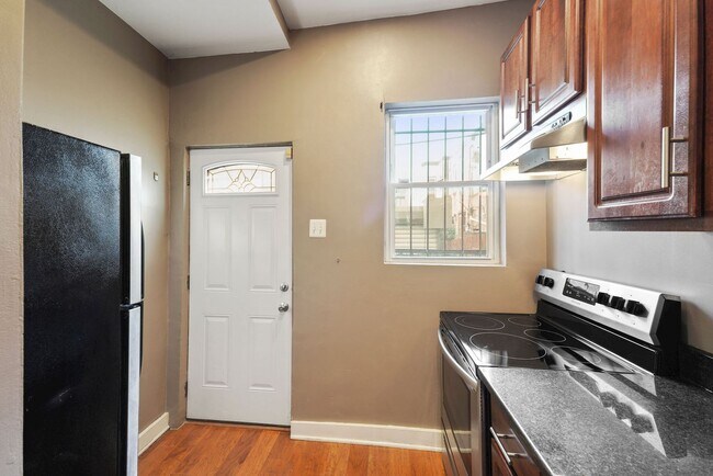Building Photo - 2 Bedroom 1 Bathroom Townhouse // H-Street...