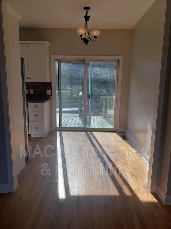 Building Photo - 1028 Nottingham Dr