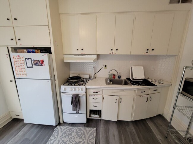 Building Photo - AVAILABLE AUGUST - 1 BEDROOM/1 BATHROOM CE...