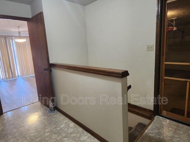 Building Photo - 1710 Eastridge Ave