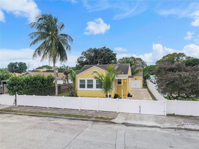 Building Photo - 608 El Vedado