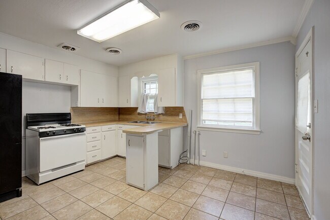 Building Photo - 912 Garver St