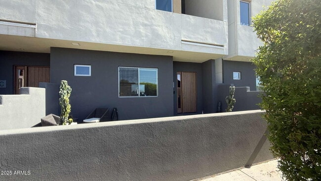 Building Photo - 3150 E Glenrosa Ave