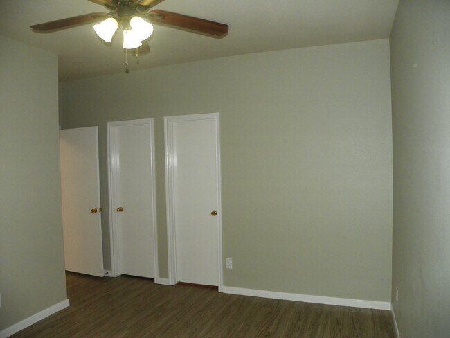 Building Photo - 133.135 Marvin Cove