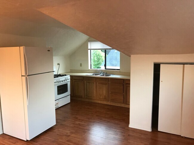 Building Photo - 430 D St