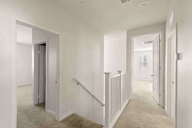 Building Photo - Comfort Meets Coastal Living 4 Bed 2.5 Bath in Oceanside!