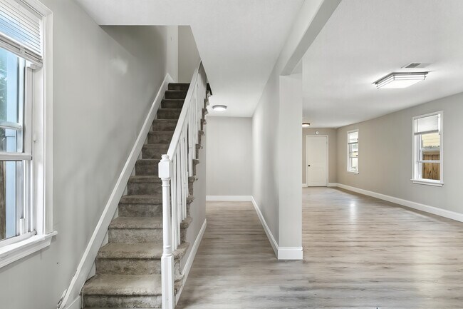 Building Photo - 1539 Manson St
