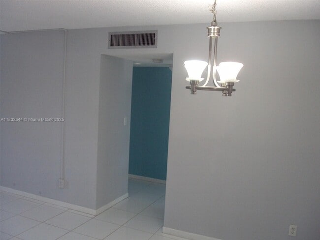 Building Photo - 8530 Old Country Manor
