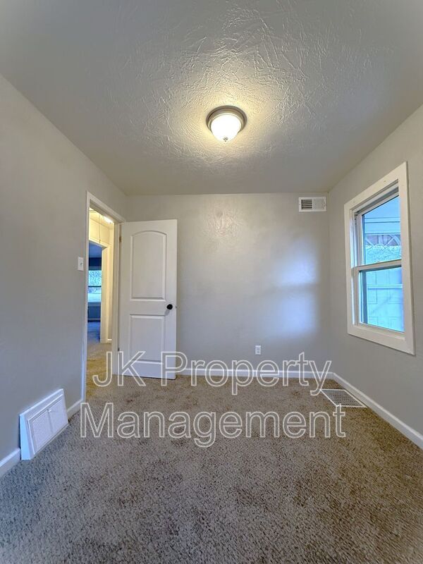 Building Photo - 2312 5th Ave N